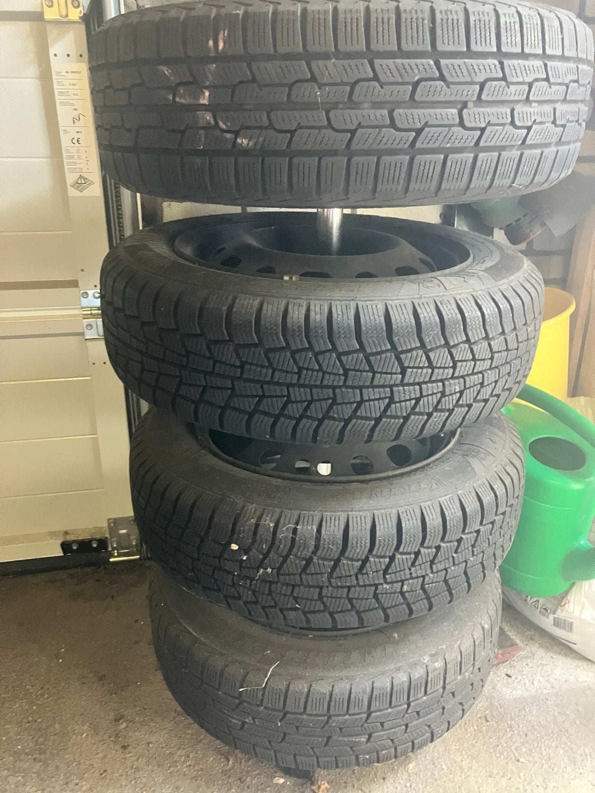 Complete set winterbanden 175/65R14 met zwarte velgen, Ophalen, Zo goed als nieuw