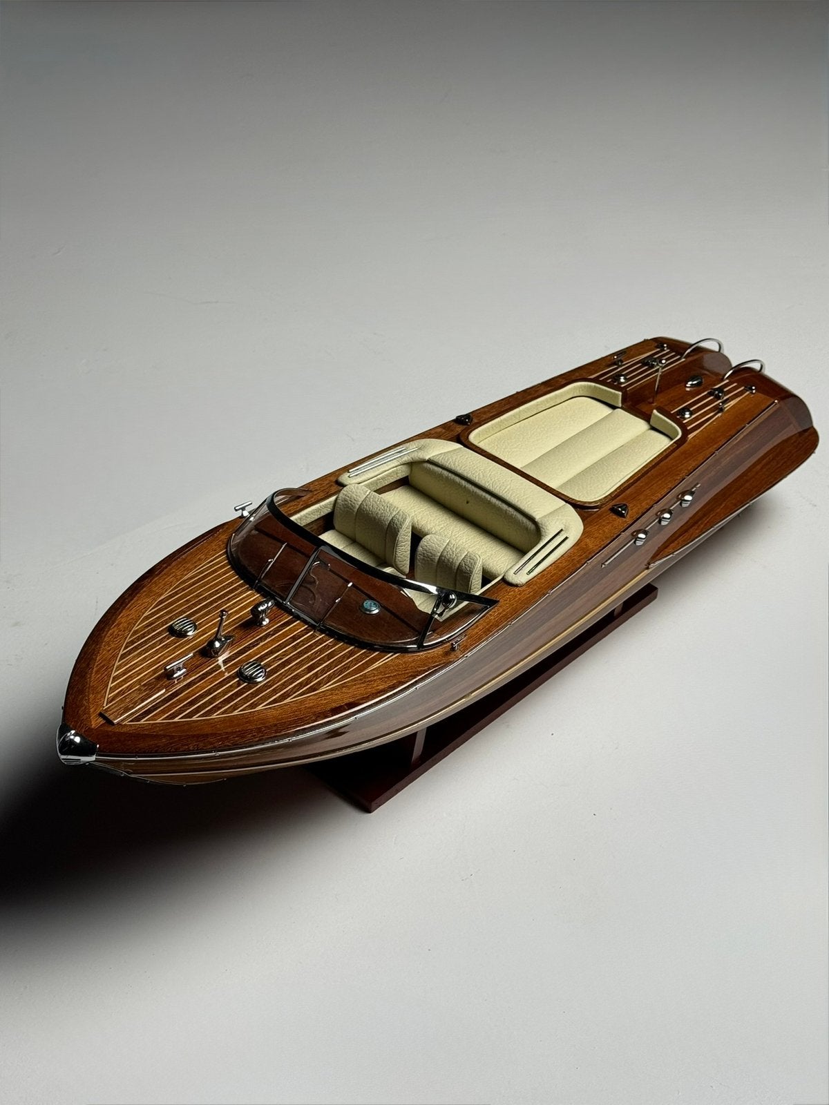 Riva modelboot op standaard, Hobby en Vrije tijd, Modelbouw | Boten en Schepen, Ophalen, Zo goed als nieuw