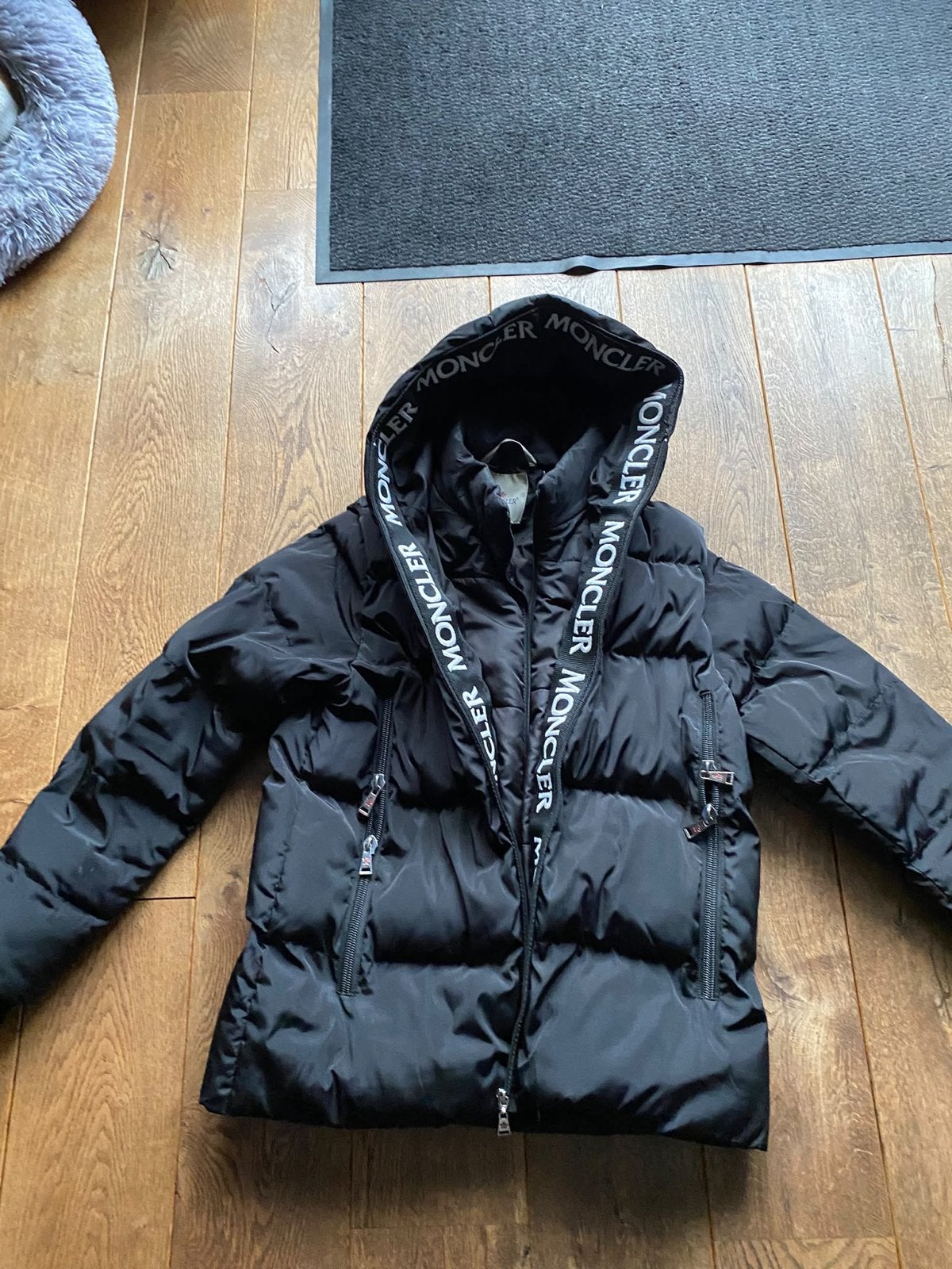 Moncler Puffer Jas Zwart met Logo op Capuchon, Ophalen of Verzenden, Zo goed als nieuw, Maat 52/54 (L), Zwart