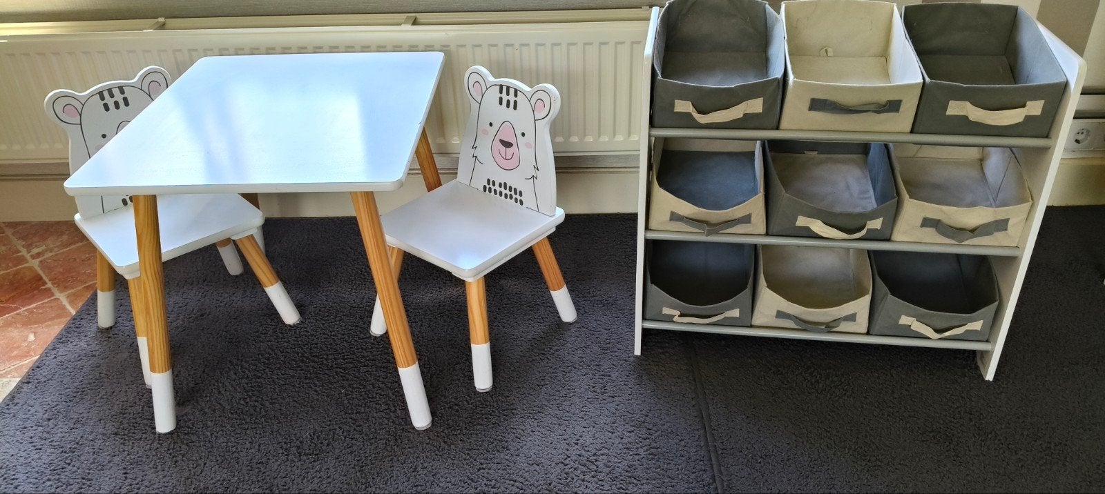 Tafel met twee stoelen en speelgoed rek, Ophalen, Zo goed als nieuw, Tafel(s) en Stoel(en)