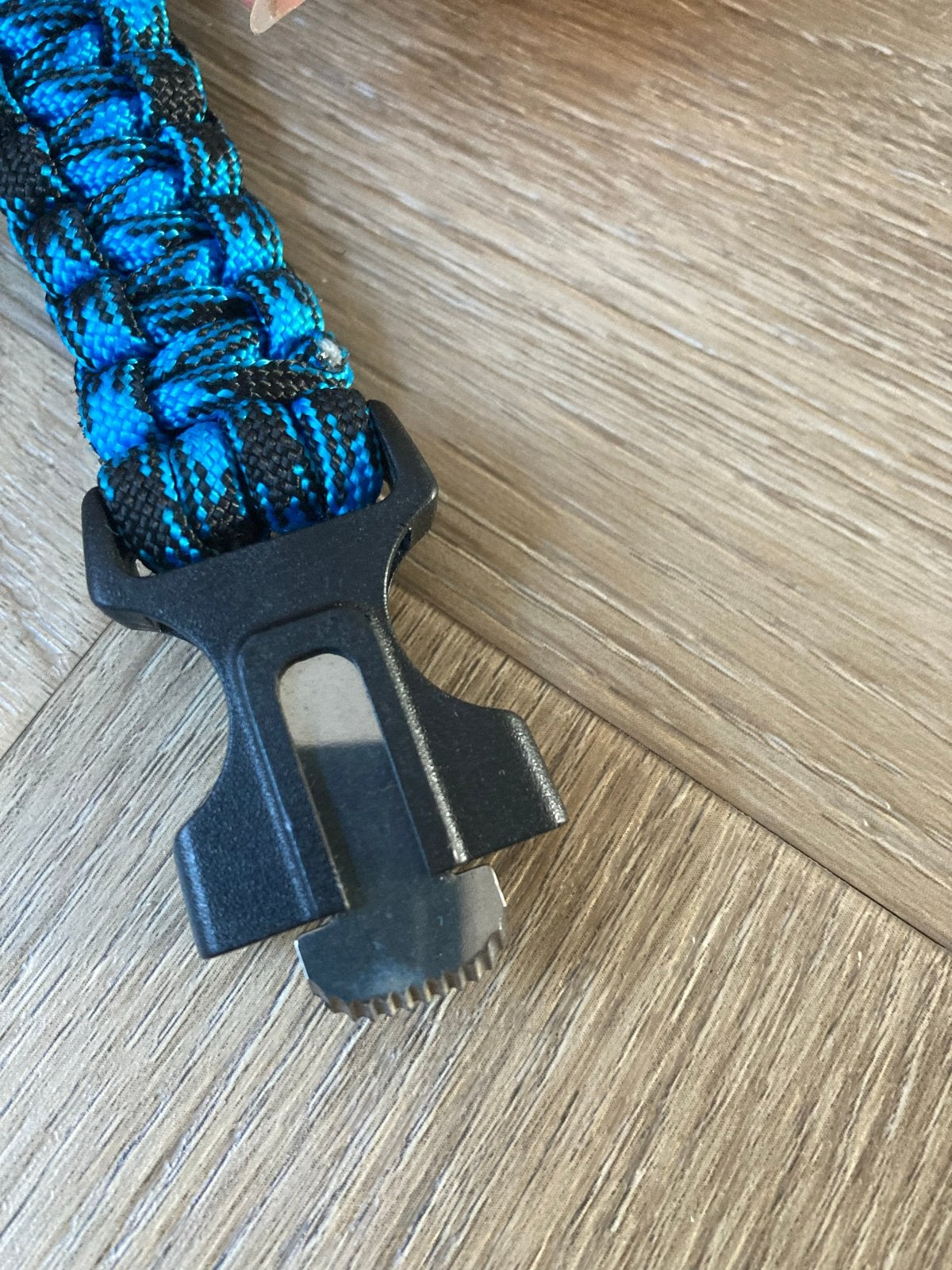 Survival Armband met Fluit, Vuursteen, Kompas en Mes, Ophalen of Verzenden, Zo goed als nieuw