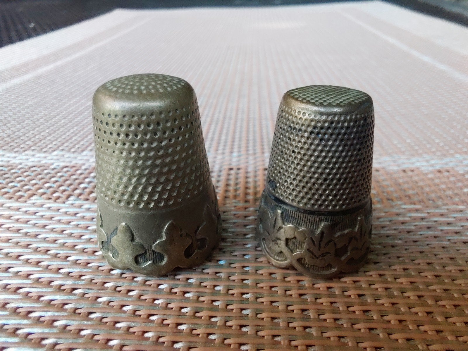 Twee bijzondere, mogelijk zilveren vingerhoedjes., Ophalen of Verzenden, Gebruikt, Zilver