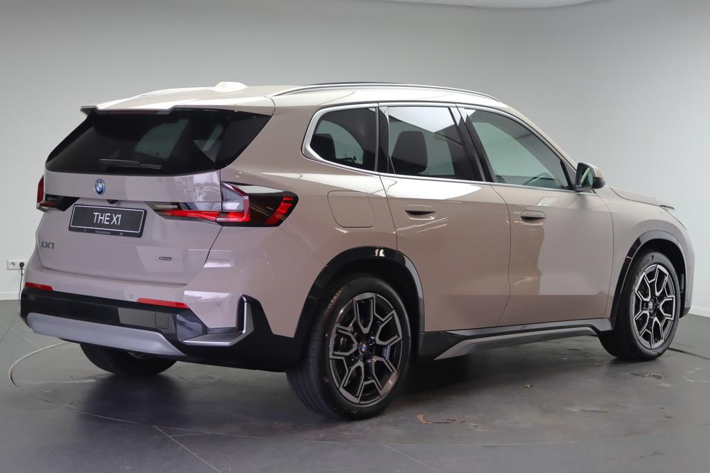 BMW iX1 xDrive30 xLine / Panoramadak / Adaptieve LED / Achte, Auto's, BMW, Automaat, Lederen bekleding, Zwart, Leder