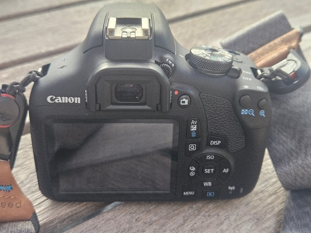 Canon EOS 2000D + 18-55mm f/3.5-5.6 DC III Zwart, Spiegelreflex, Canon, Ophalen of Verzenden, Zo goed als nieuw