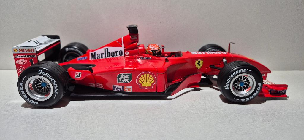 F1 Ferrari F2001 Michael Schumacher Marlboro 1/18, Hobby en Vrije tijd, Modelauto's | 1:18, Ophalen of Verzenden, Zo goed als nieuw
