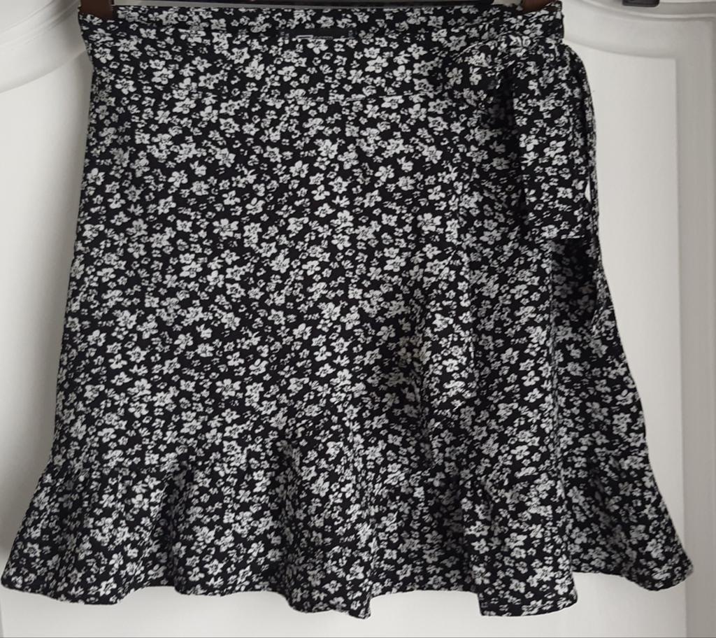 FB Sister Zwart-witte bloemenrok - Maat S, Kleding | Dames, Rokken, Zwart, Ophalen of Verzenden, Zo goed als nieuw, Maat 36 (S)