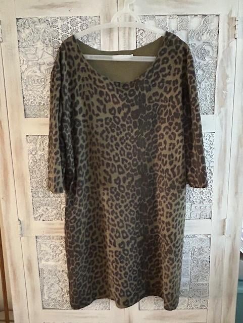 Jurk Costes suedine panterprint legergroen met 3/4 mouw, Maat 46/48 (XL) of groter, Ophalen of Verzenden, Zo goed als nieuw, Knielengte
