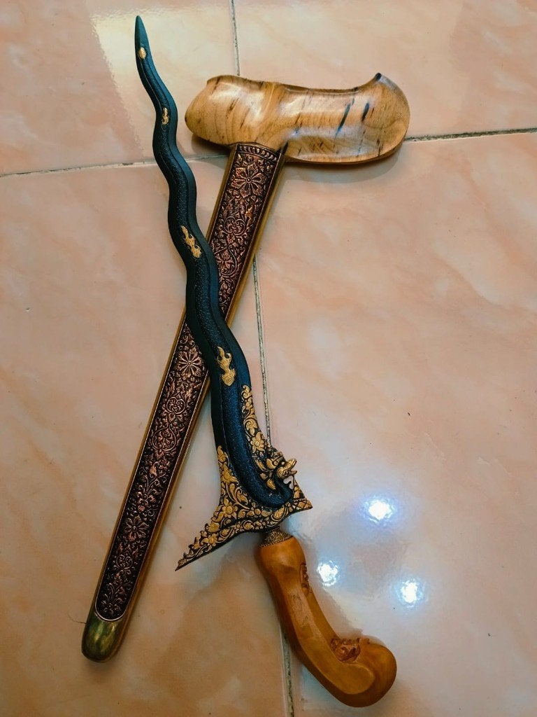 Antieke Keris Nagasasra 9 Luk Keleng Kinatah Goud SVH47, Indonesië, Meerkleurig, Wapen, Gesneden