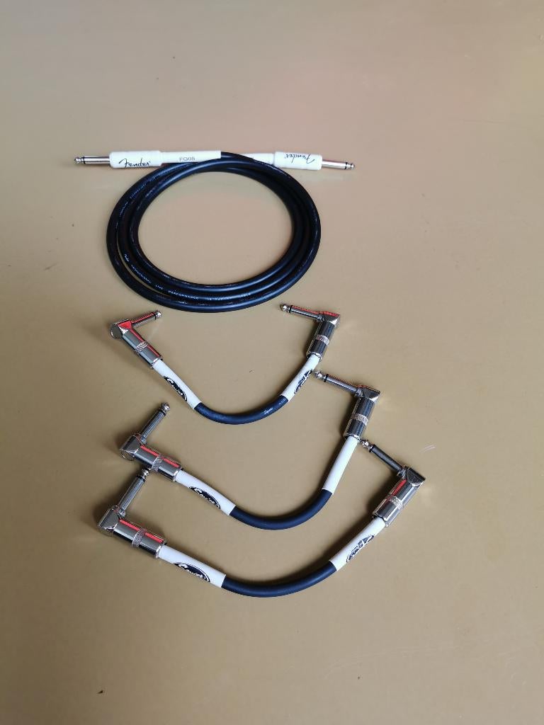 FENDER signature cable 150cm. en 3 x SQUIER patchkable 15cm, Ophalen of Verzenden, Zo goed als nieuw, Hollow body, Fender