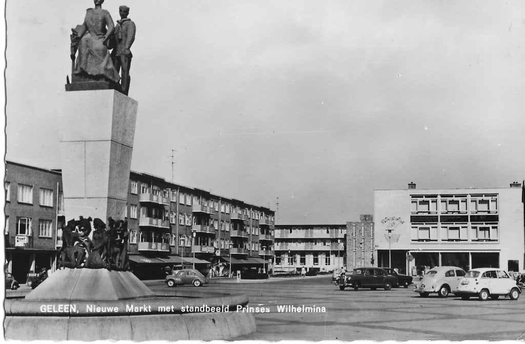 Geleen, Nieuwe Markt met standbeeld - auto, Verzenden, 1940 tot 1960, Gelopen, Limburg
