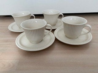 Set van 4 crèmekleurige kop en schotels, Huis en Inrichting, Keramiek, Ophalen of Verzenden, Zo goed als nieuw, Overige stijlen