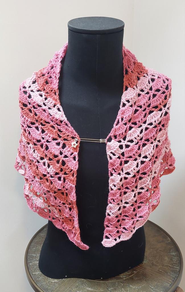 Nieuwe gehaakte omslagdoek driehoekssjaal puntsjaal roze, Handgemaakt, Ophalen of Verzenden, Nieuw, Sjaal