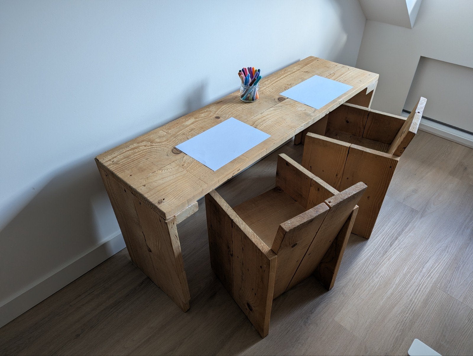 Handgemaakte kinder speeltafel met 2 stoeltjes, Kinderen en Baby's, Kinderkamer | Tafels en Stoelen, Ophalen, Gebruikt, Tafel(s) en Stoel(en)