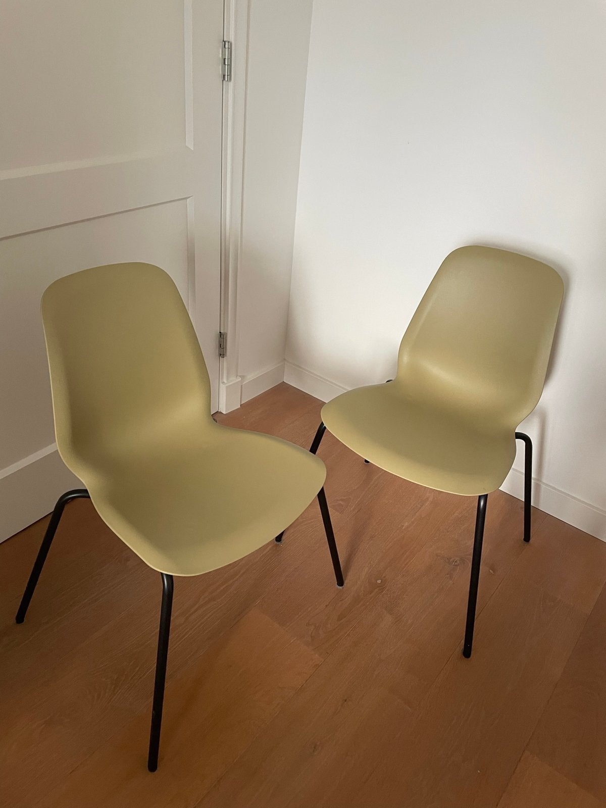 IKEA LEIFARNE stoel - Licht olijfgroen met zwart onderstel, Ophalen, Kunststof, Twee, Overige kleuren