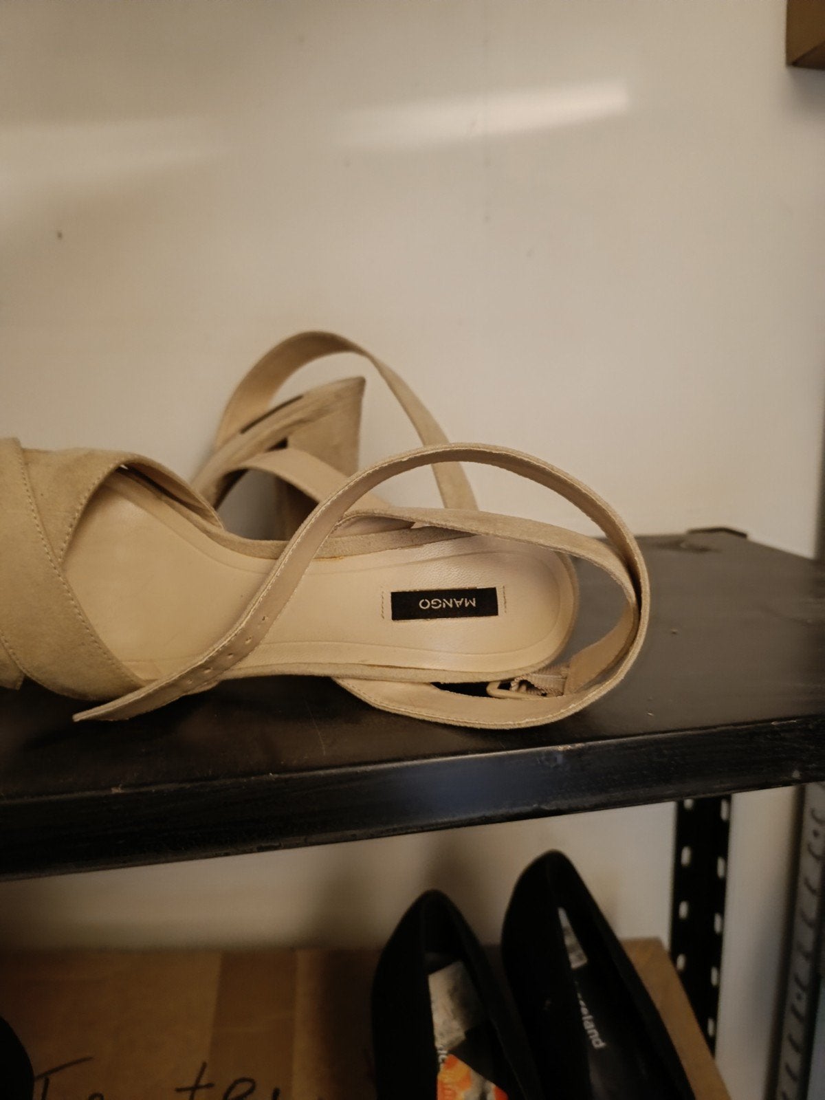 Sandalen met hak merk Mango maat 39, Kleding | Dames, Schoenen, Ophalen of Verzenden, Zo goed als nieuw, Beige, Sandalen of Muiltjes
