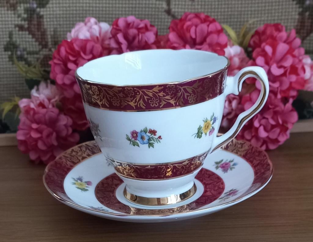 Mooi Engels kopje met schotel,strooibloemjes,Royal Stafford, Ophalen of Verzenden