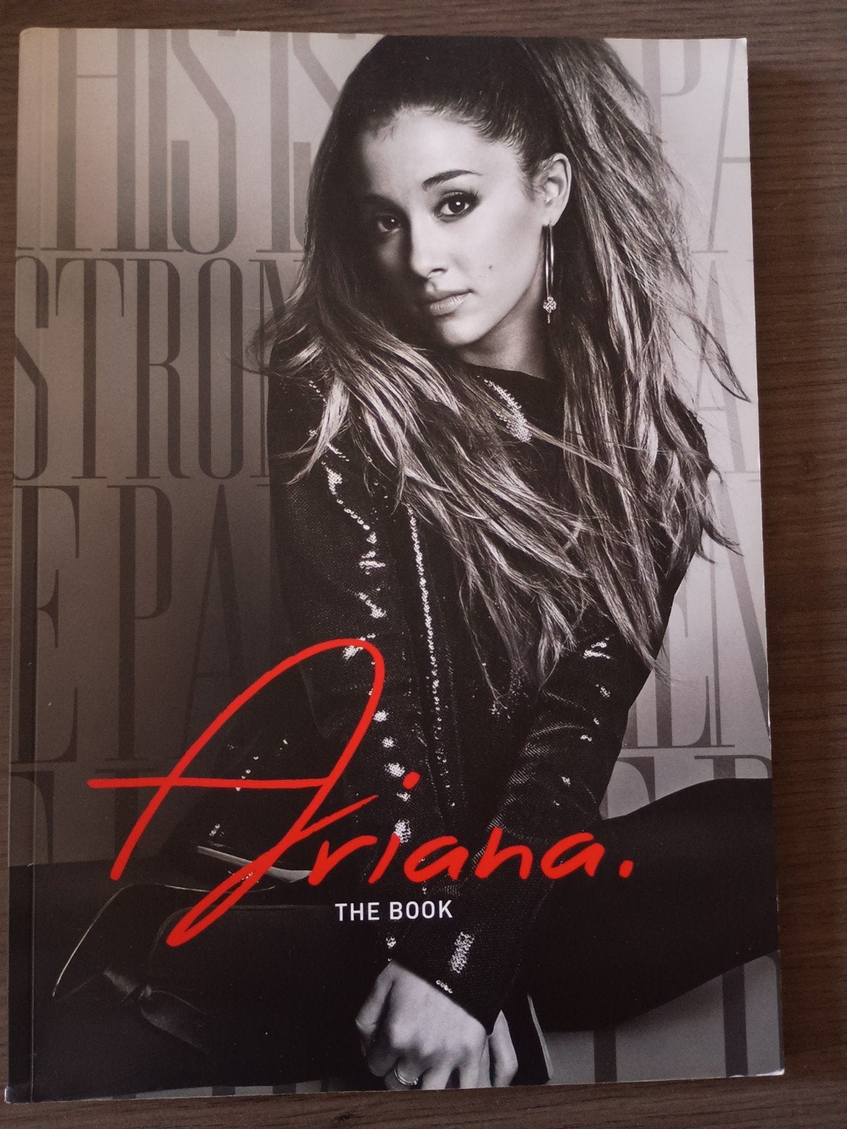 ariana grande boek(fotoboek), Ophalen of Verzenden, Zo goed als nieuw, Boek, Tijdschrift of Artikel