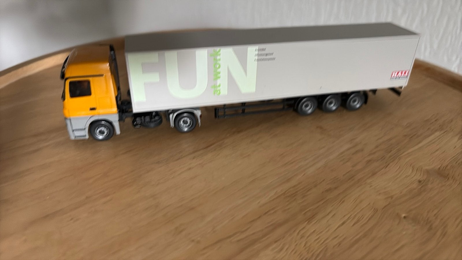 WIKING MERCEDES BERTSCHI. MET OPLEGGER FUN. HO 1:87, Ophalen of Verzenden, Zo goed als nieuw