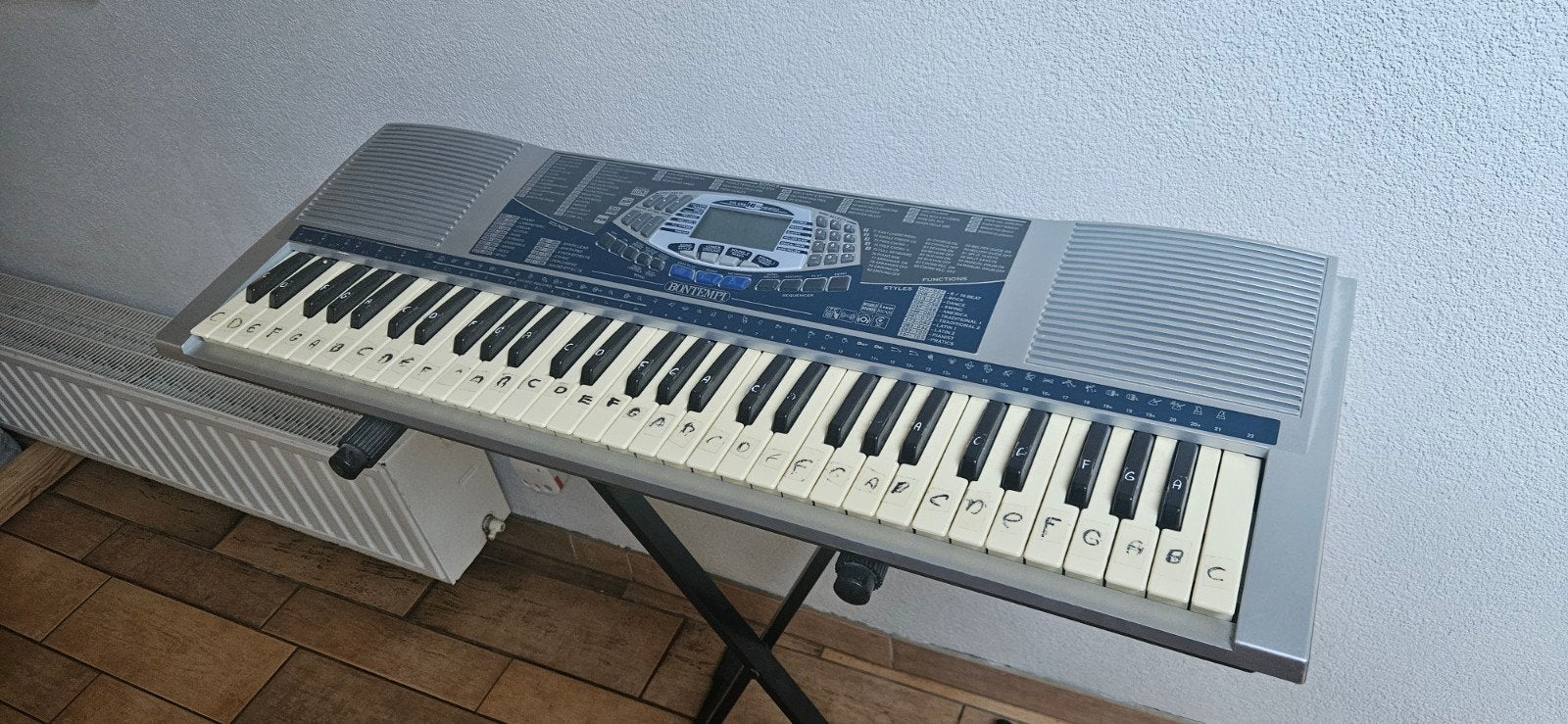 Keyboard met standaard en leerboek, Overige merken, Ophalen of Verzenden, Met standaard, 61 toetsen