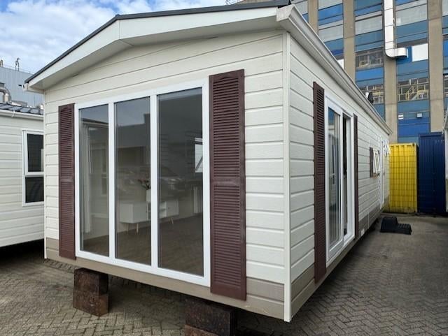 **Kunststof chalet 9.90 x 3.70 2 slaapkamers 23.750,-**, Caravans en Kamperen, Stacaravans, tot en met 4, Ophalen