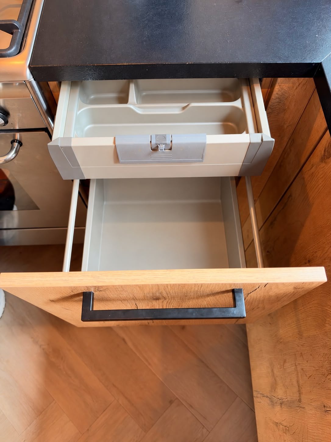 Foto 8 van Rustiek eiken U keuken met gasoven en koel/vriescombinatie