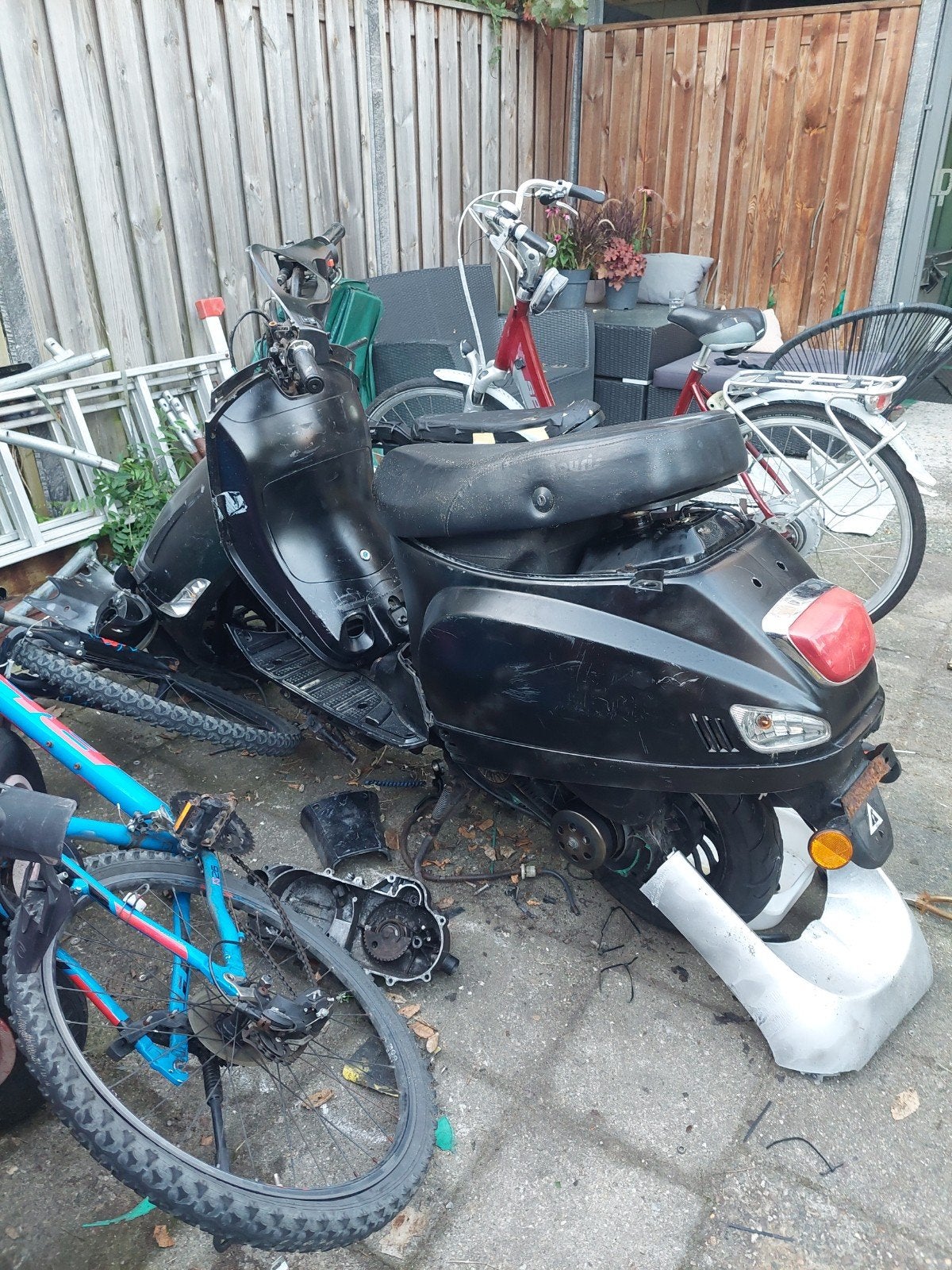 Zwarte scooter - onderdelen of opknapper, Fietsen en Brommers, Ophalen, Gebruikt, Benzine, Onbekend
