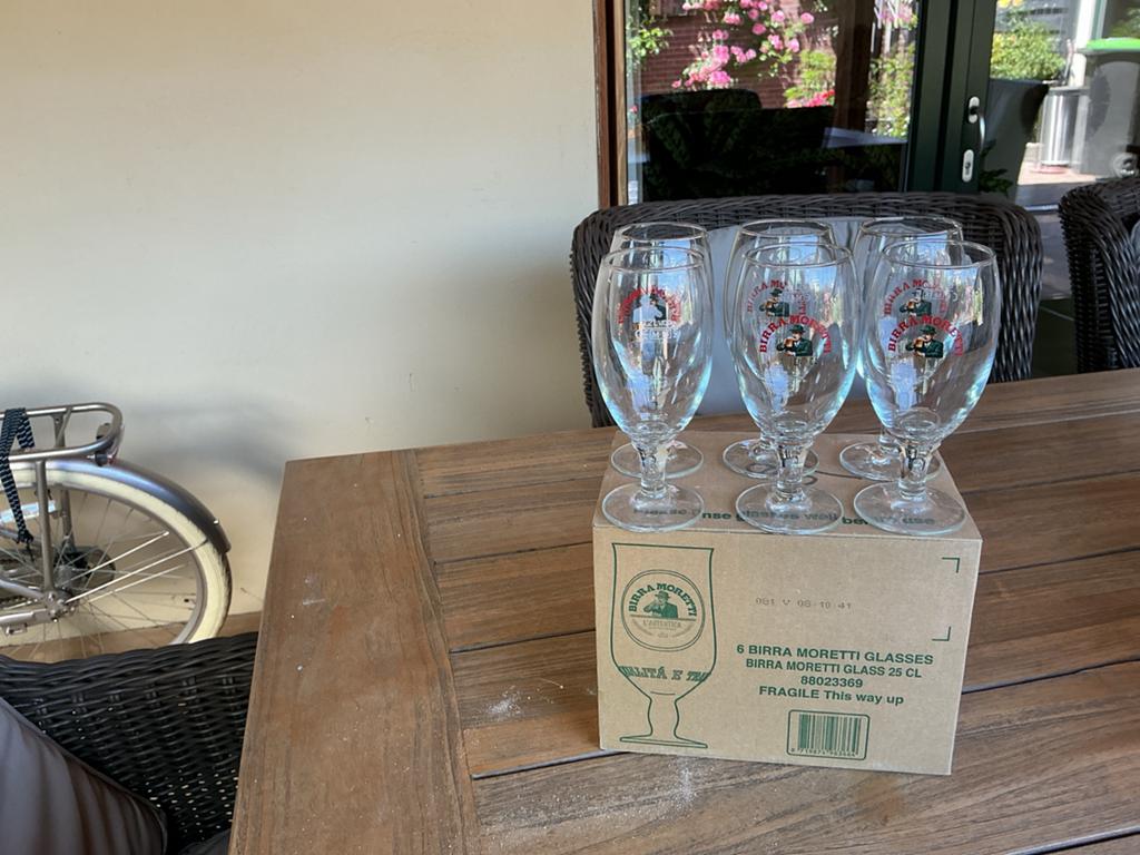 6 Birra Moretti glazen - Nieuw in doos, Huis en Inrichting, Verzenden, Nieuw, Meerkleurig, Overige merken