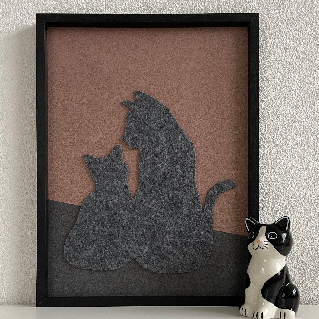 Schilderij "Moederkat met kitten" van vilt - handmade., Minder dan 50 cm, Oorspronkelijke maker, Nieuw, Ophalen of Verzenden