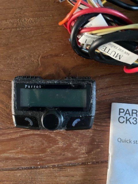 Parrot CK3100 LCD Bluetooth Carkit  – Inclusief Bekabeling, Auto diversen, Carkits, Gebruikt, Ophalen of Verzenden