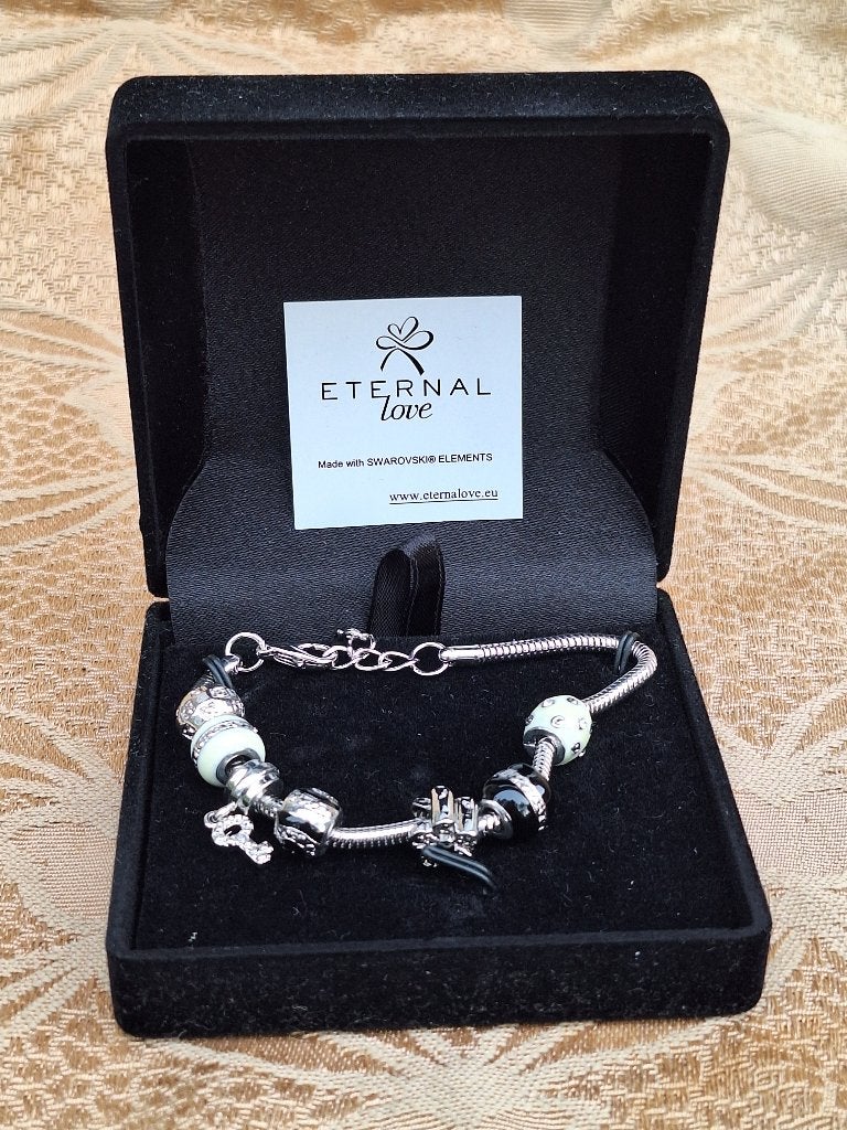 Zilverkleurige armband met 7 bedeltjes bezet met Swarovski, Overige materialen, Nieuw, Zilver, Met bedels of kralen