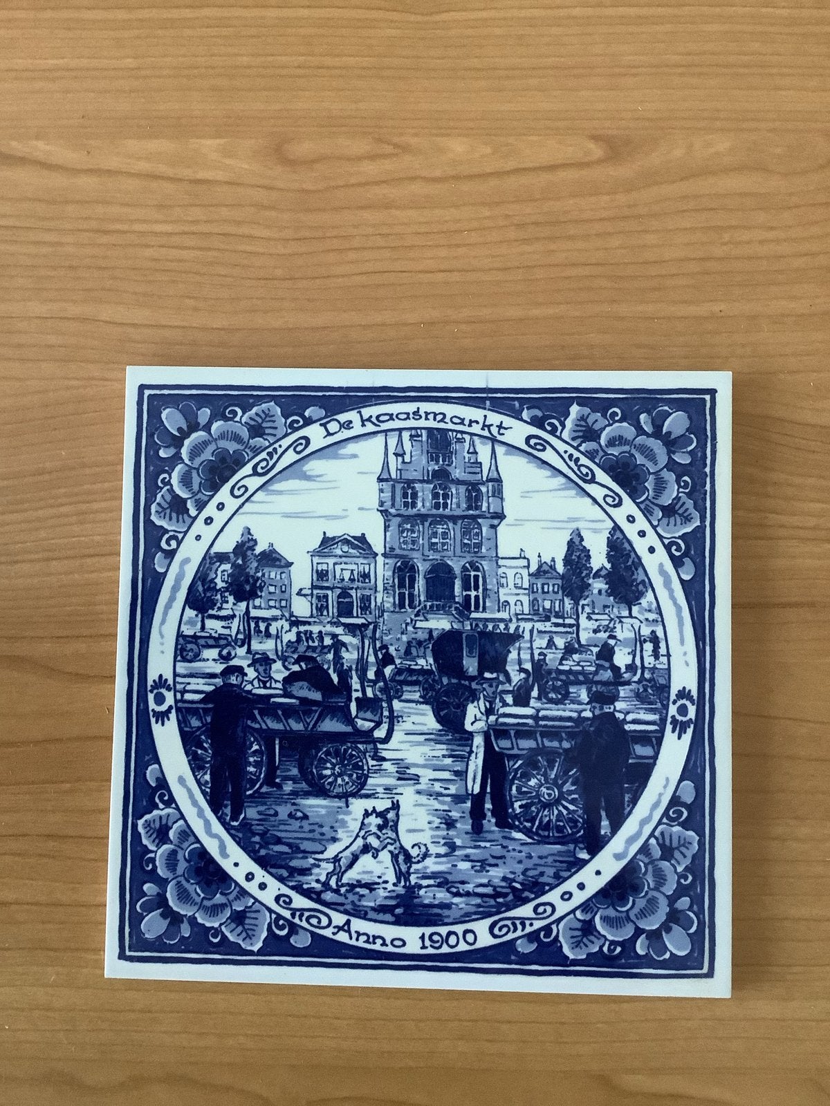 Delfts Blauw Wandtegeltje Kaasmarkt Anno 1900 Handgeschilder, Antiek en Kunst, Ophalen of Verzenden