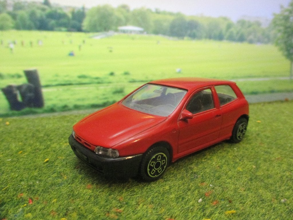 1:43 Fiat Punto - Bburago rood, Ophalen of Verzenden, Zo goed als nieuw, Auto, Overige merken