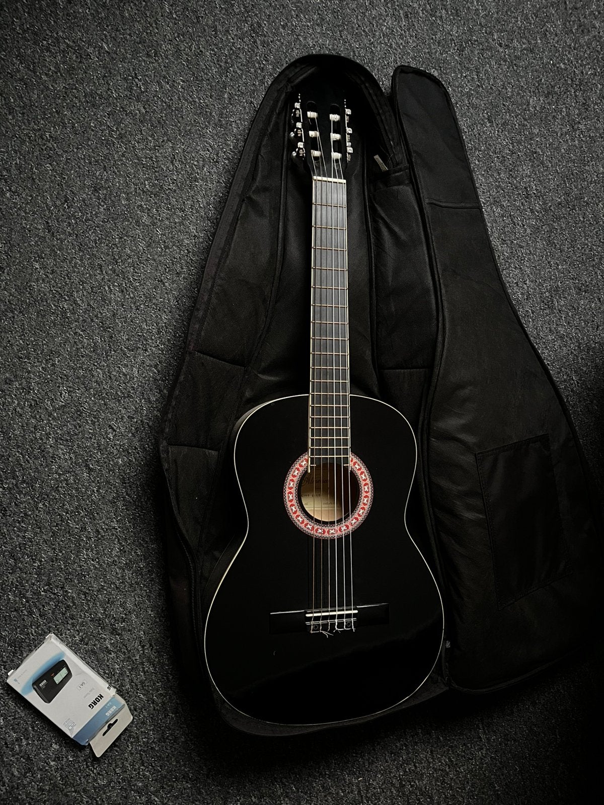 Zwarte gitaar met stemapparaat, gitaarhouder en boekenhouder, Ophalen of Verzenden, Zo goed als nieuw, Klassieke of Spaanse gitaar