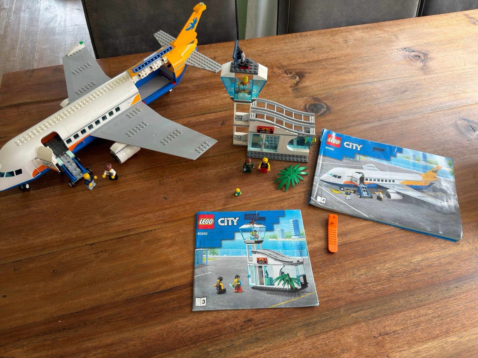Lego City Passagiersvliegtuig 60262 met luchthaven, Ophalen of Verzenden, Zo goed als nieuw, Overige merken