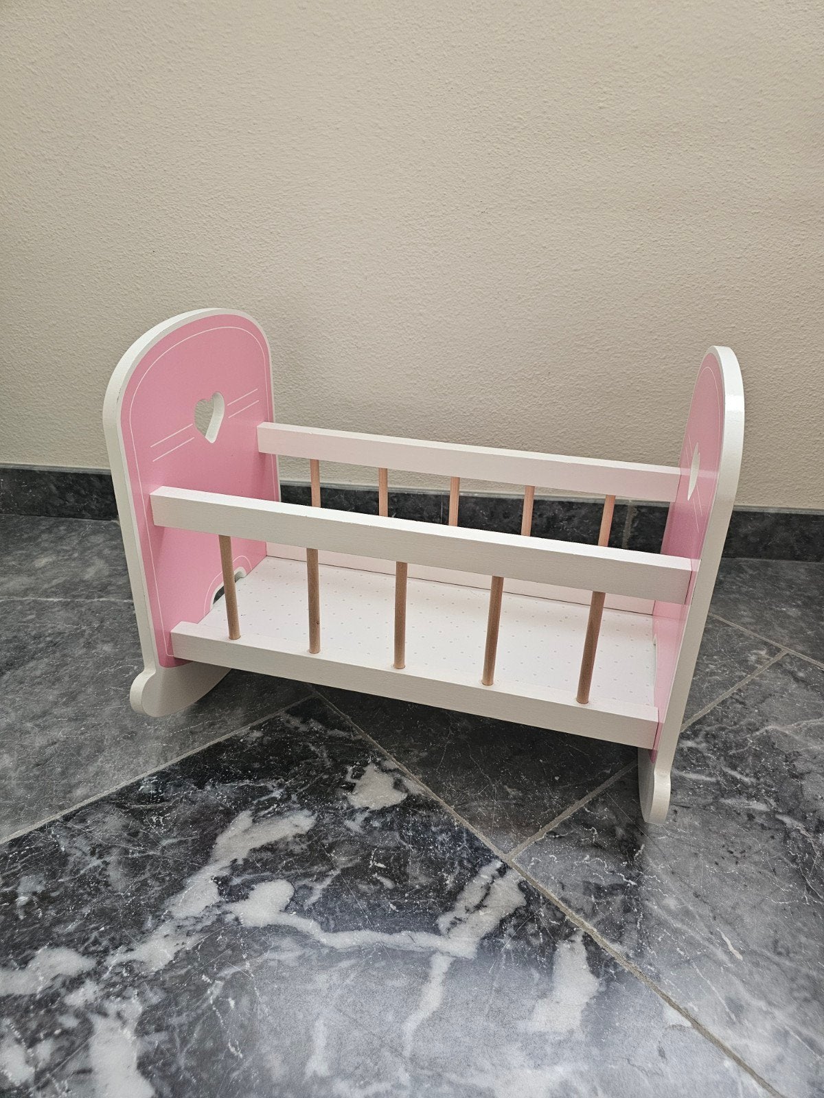 Roze houten poppenwieg met hartjes, Kinderen en Baby's, Speelgoed | Poppen, Ophalen of Verzenden, Zo goed als nieuw, Babypop