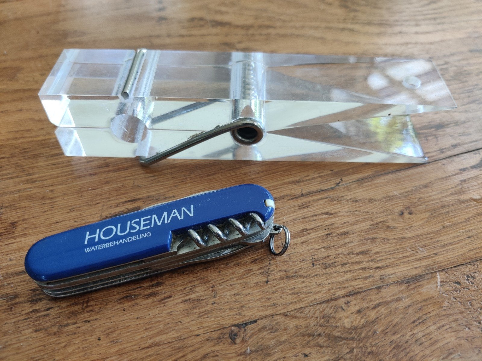 Grote plexiglas knijper, Ophalen