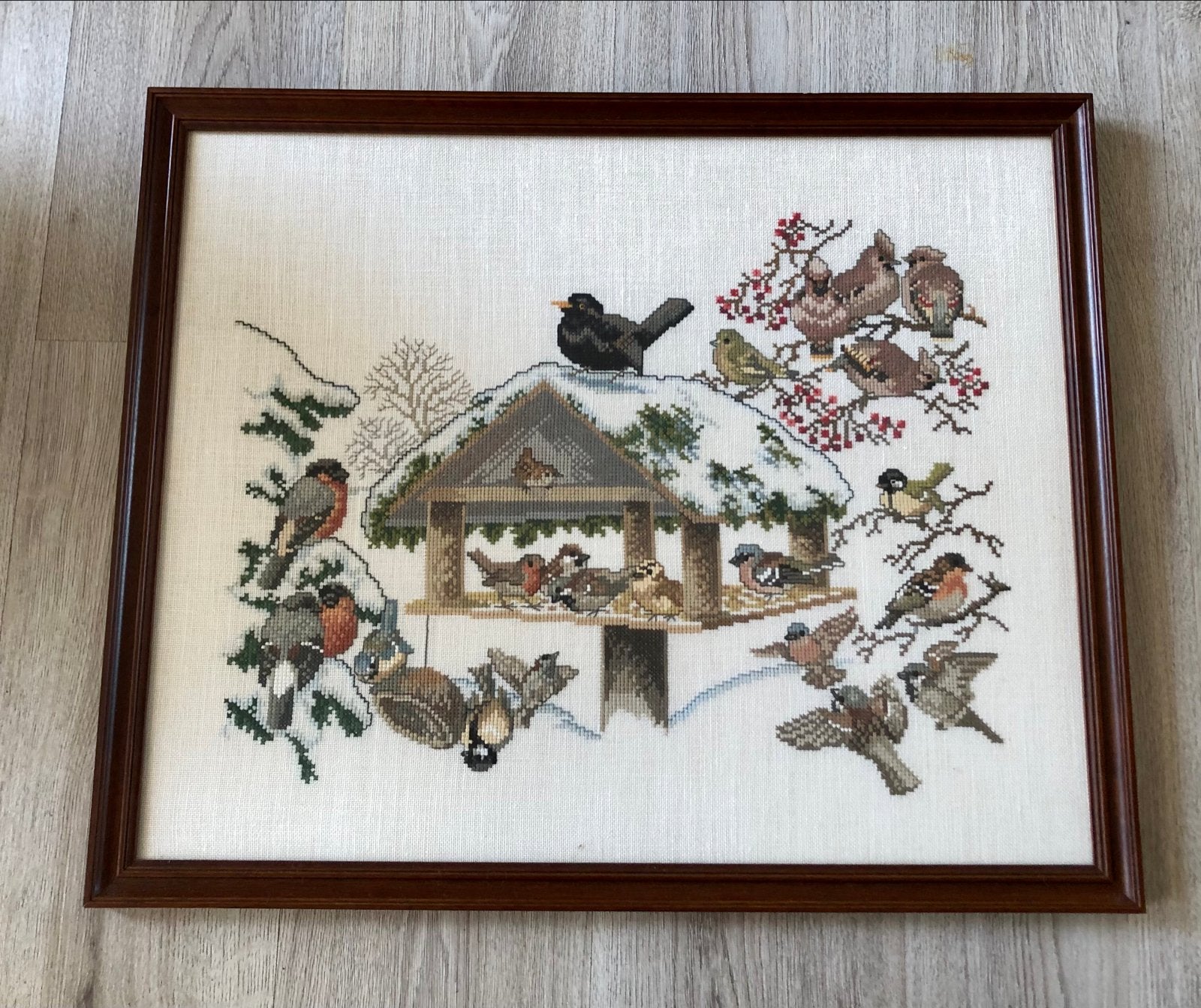 Geborduurd schilderij met vogels en voederhuisje, Minder dan 50 cm, Overige typen, Ophalen of Verzenden, Zo goed als nieuw