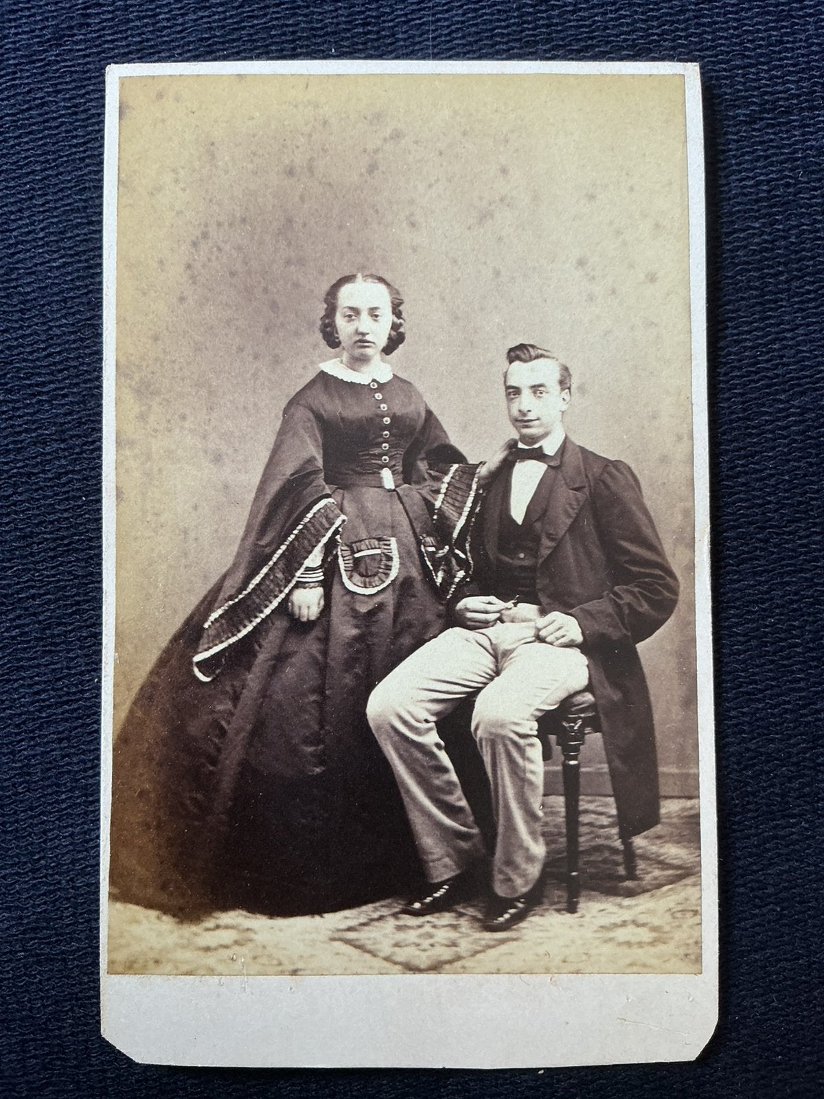 CDV, Dame/Man, M. VERVEER, DEN HAAG, zeer oud, dun karton, Ophalen of Verzenden, Voor 1940, Gebruikt, Foto