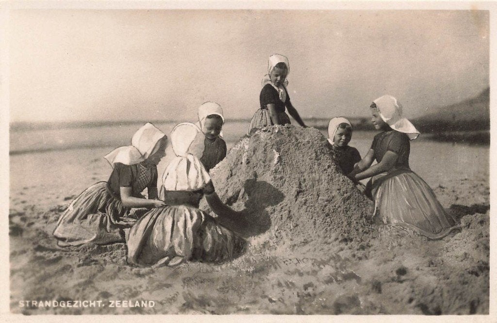 Zeeland, Strandgezicht, Klederdracht, Ophalen of Verzenden, 1940 tot 1960, Ongelopen, Zeeland