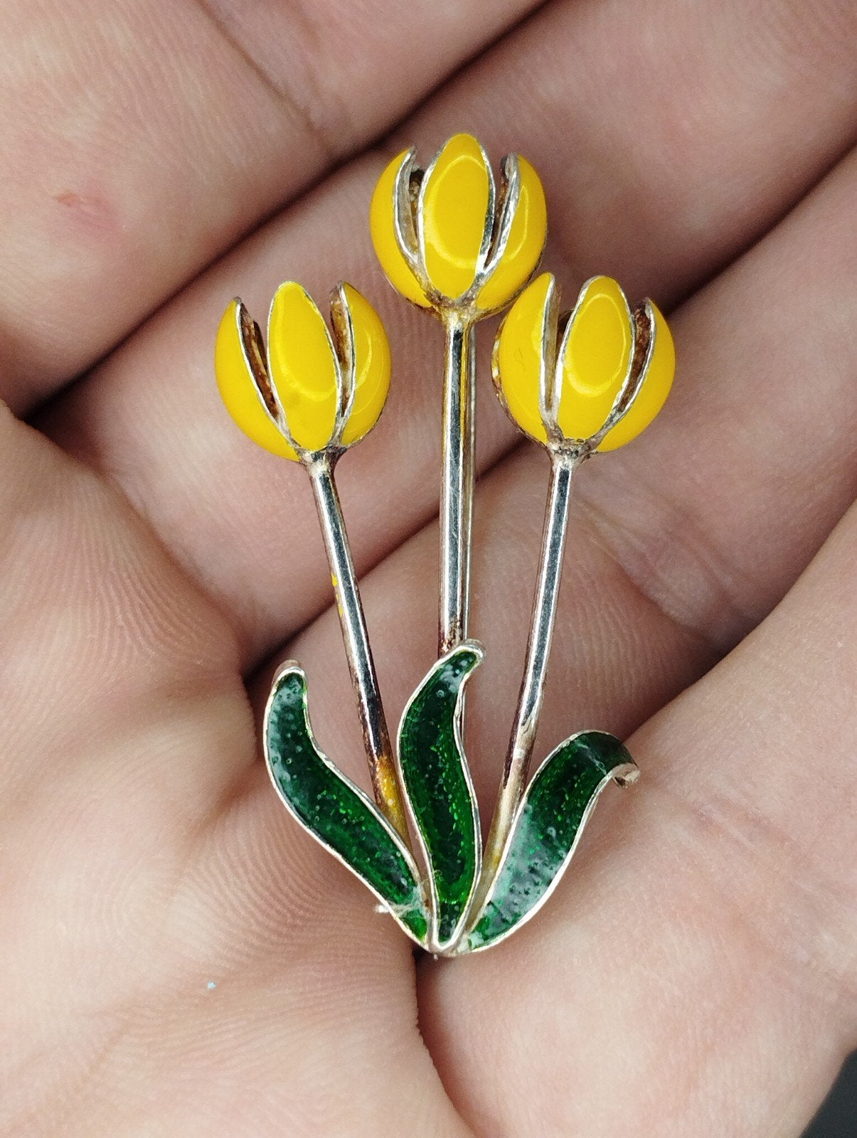 Een zeldzame zilveren broche met een boeket gele tulpen., Ophalen of Verzenden, Zo goed als nieuw, Zilver, Zilver
