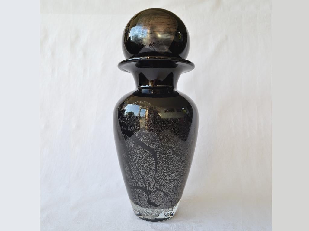 Zwart glazen Siervaas met stolpbol – Richartz art collection, Huis en Inrichting, Woonaccessoires | Vazen, Zo goed als nieuw, Zwart