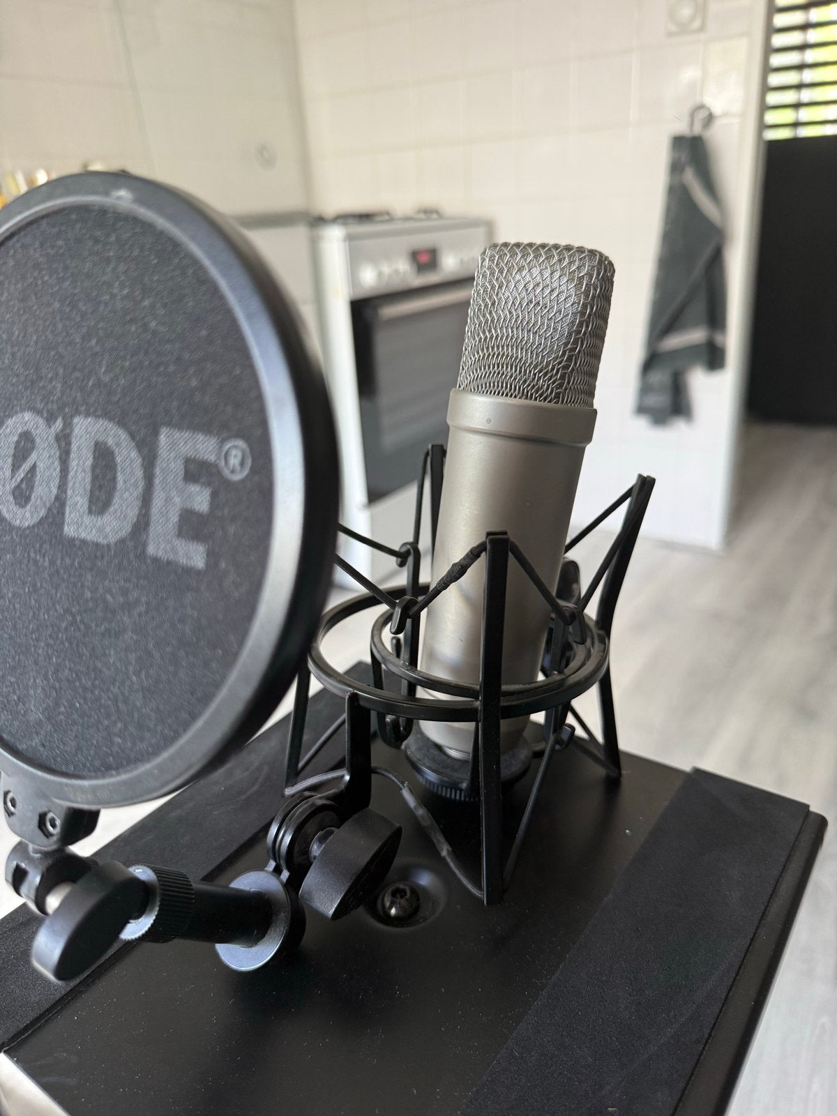 RØDE NT1-A + shockmount + popfilter + microfoonstandaard, Muziek en Instrumenten, Microfoons, Ophalen, Zo goed als nieuw, Studiomicrofoon