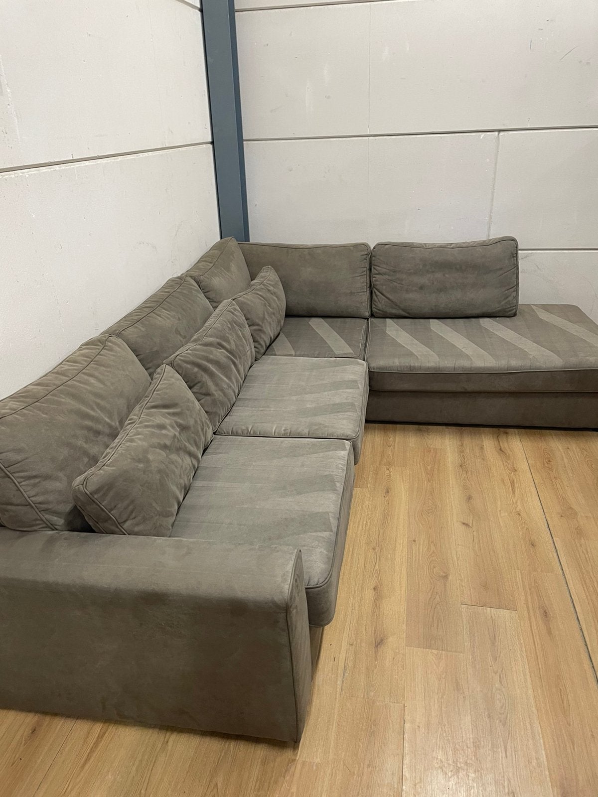 Mooie luxe suede taupe bruine hoekbank - GEREINIGD!!!, Ophalen, Luxe, Hoekbank, 300 cm of meer