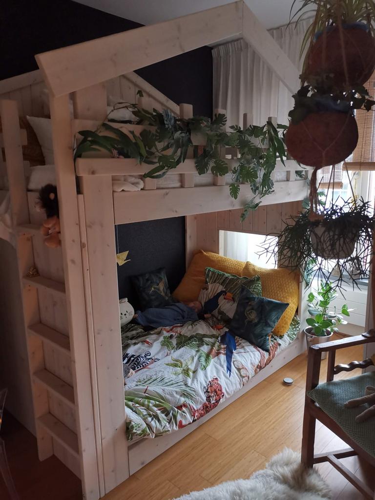 Uniek huisjesbed / stapelbed - Handgemaakt, Kinderen en Baby's, Kinderkamer | Stapelbedden en Hoogslapers, Ophalen, Zo goed als nieuw