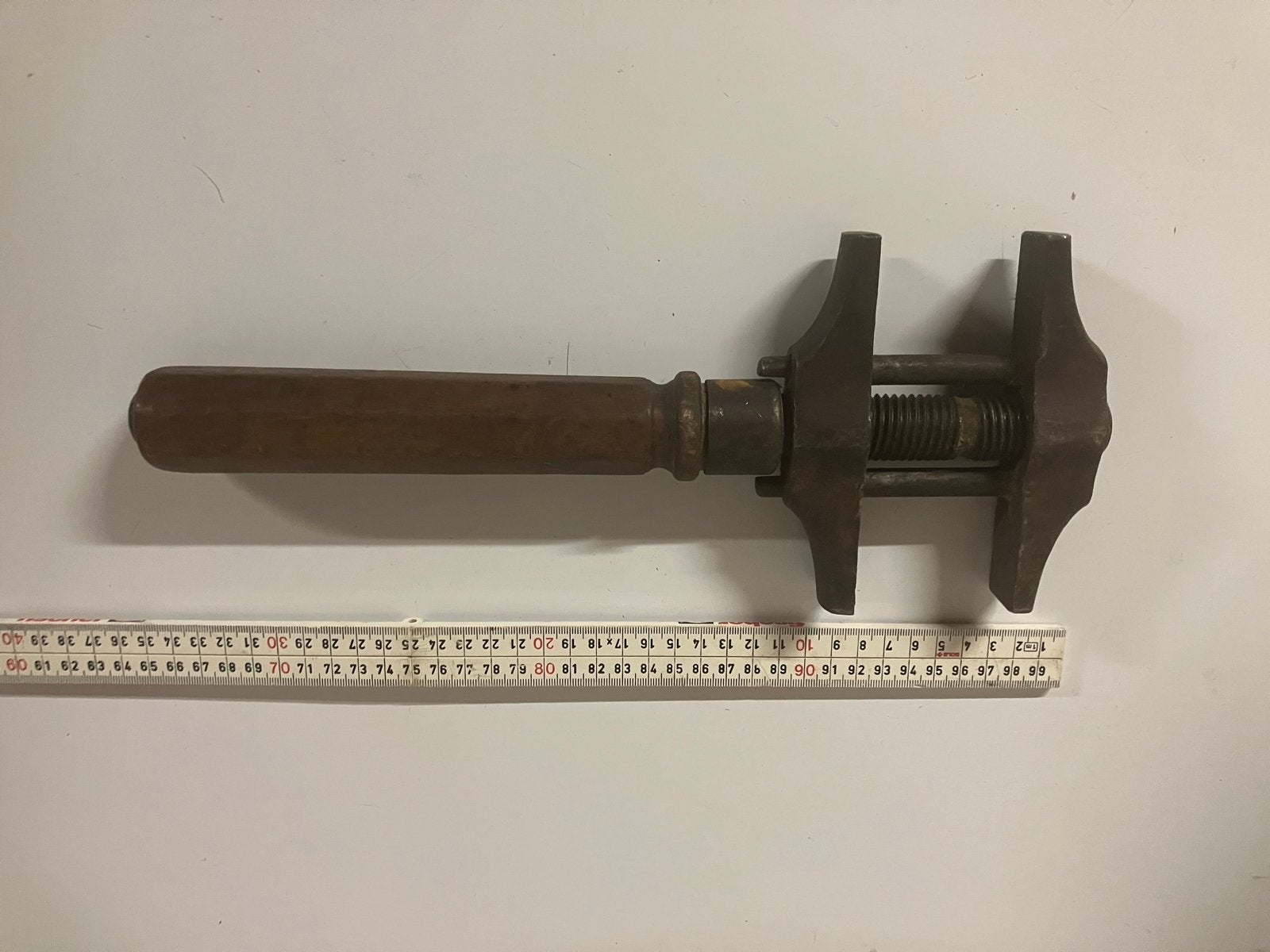 Antieke verstelbare moersleutel met houten handvat, Antiek en Kunst, Ophalen of Verzenden