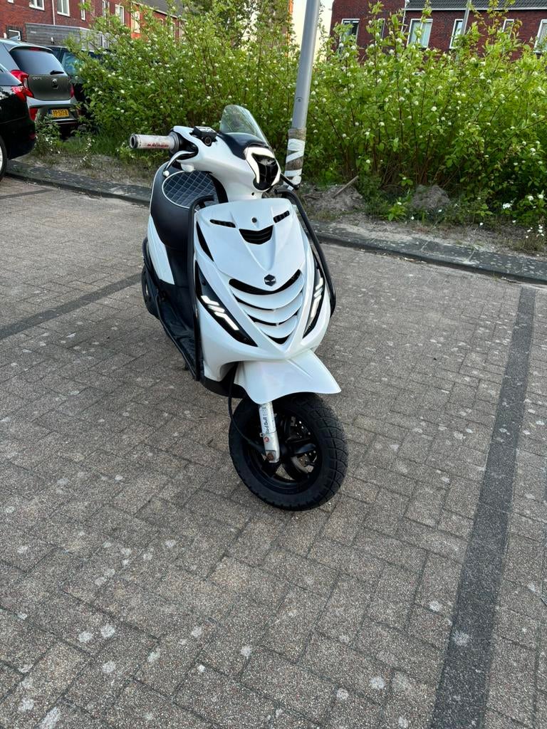 Piaggio zip iget 80cc, Fietsen en Brommers, Ophalen, Zo goed als nieuw, Benzine, Zip