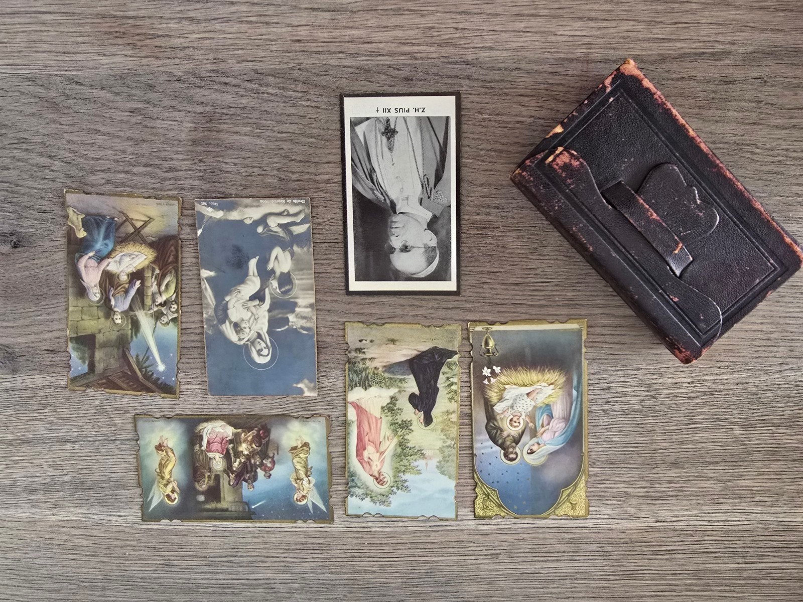 Antieke zakbijbel met bidprentjes, Ophalen of Verzenden