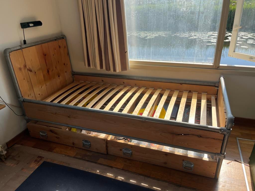 eenpersoonsbed van steigerbuis en steigerhout, Ophalen, 90 cm, Eenpersoons, Zo goed als nieuw