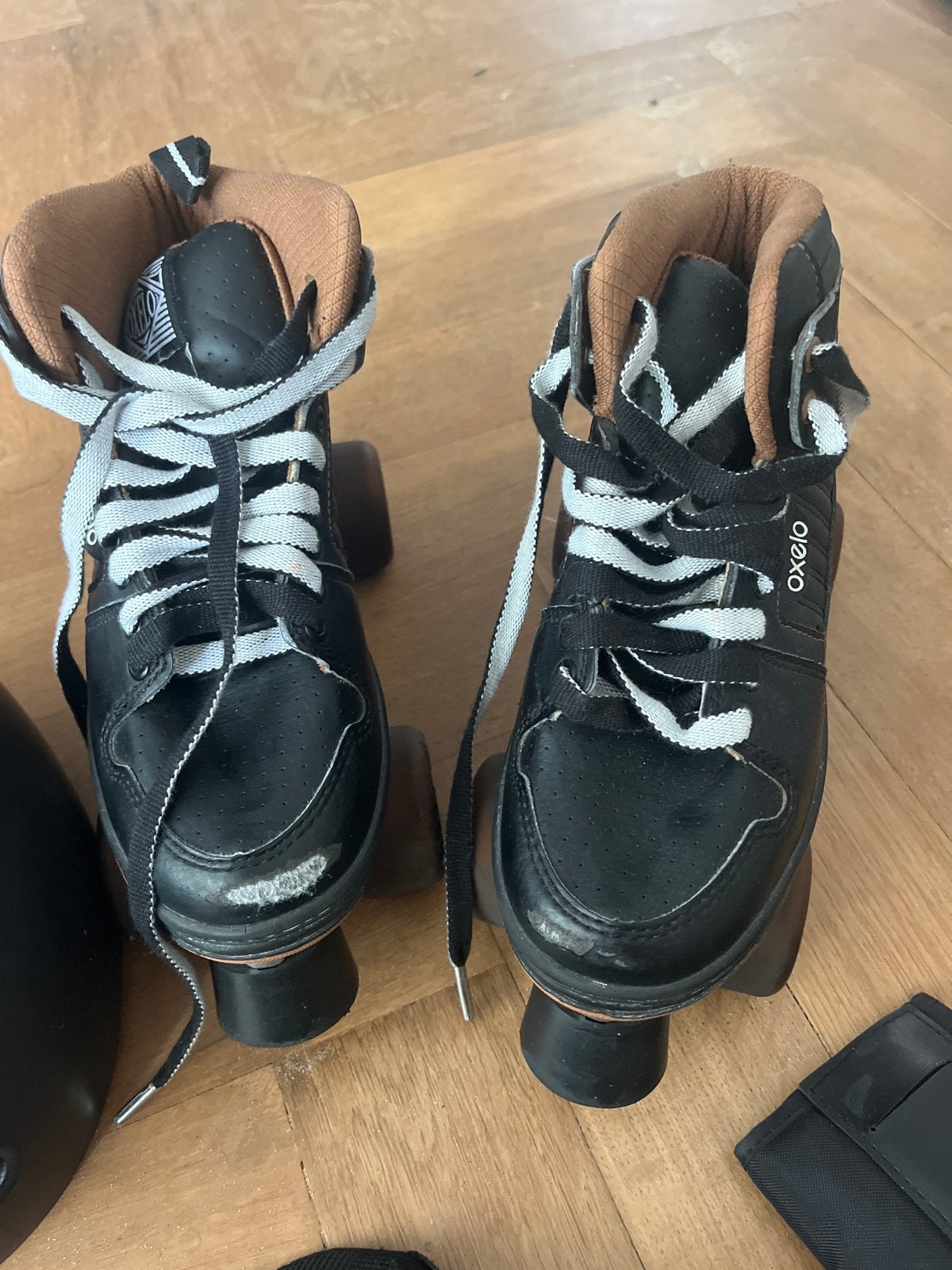 Oxelo rolschaatsen met beschermset en helm, Kinderen en Baby's, Speelgoed | Buiten | Rolschaatsen, Ophalen of Verzenden, Zo goed als nieuw