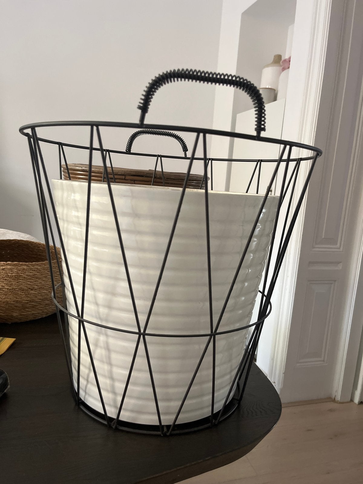 Grote witte plantenpot met metalen standaard, Tuin en Terras, Gebruikt, Rond, Binnen, Minder dan 40 cm